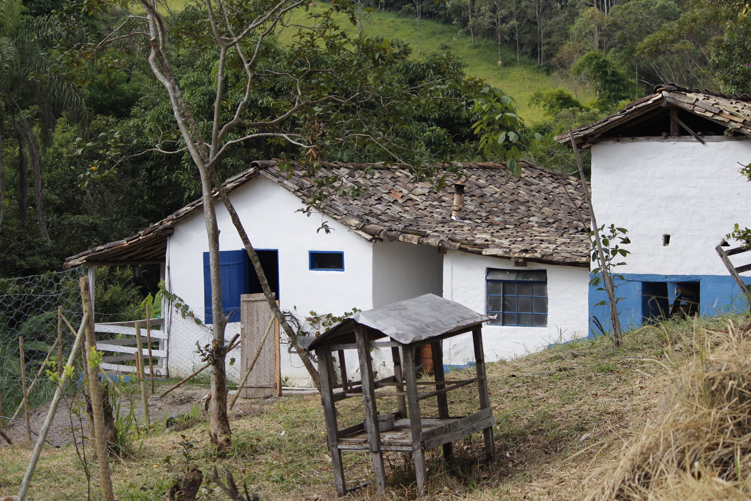 Fundos da casa e paiol.