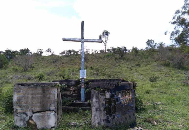 Cruzeiro antigo na parte alta do terreno.